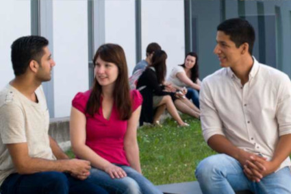 Menschen sitzen zusammen